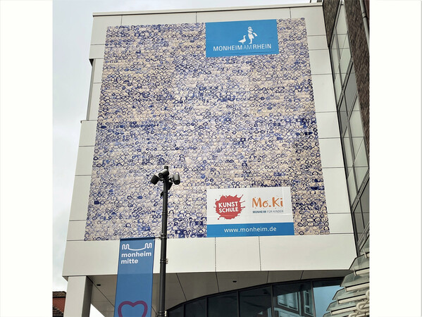 Eindrucksvoll! Und eine Herausforderung selbst für moderne Grafikrechner… Das riesige Plakat mit 2700 Gesichtern am Moki-Zentrum in der Heinestraße. Foto: Katharina Braun