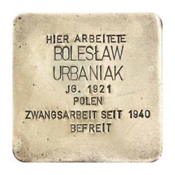 Stolperstein mit der Inschrift: Hier arbeitete Boleslaw Urbaniak, JG. 1921, Polen, Zwangsarbeit seit 1940, Befreit