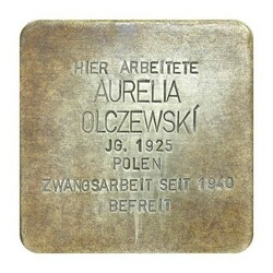Stolperstein mit der Inschrift: Hier arbeitete Aurelia Olczewskí, JG. 1925, Polen, Zwangsarbeit seit 1940, Befreit