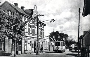 Altes schwarz-weiß Foto der Gaststätte Rheinischer Hof, vor der Gaststätte steht die Straßenbahn
