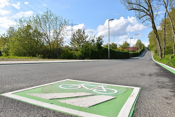 Der Radschnellweg ist an seinen grünen Markierungen zu erkennen. Fußgänger dürfen die Trasse mitbenutzen, wenn kein separater Gehweg ausgewiesen ist.