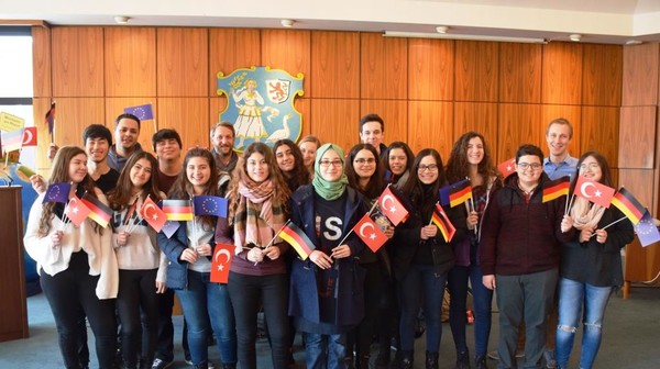 Im Monheimer Ratssaal empfängt Bürgermeister Daniel Zimmermann (2.v.r.) die türkischen Schüler und die betreuenden Lehrkräfte. Foto: Birte Hauke
