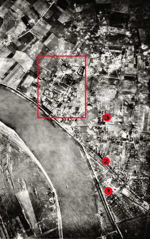 Schwarz-weiß Luftaufnahme des Monheimer Stadtgebiets, auf der Karte sind Bombeneinschläge markiert
