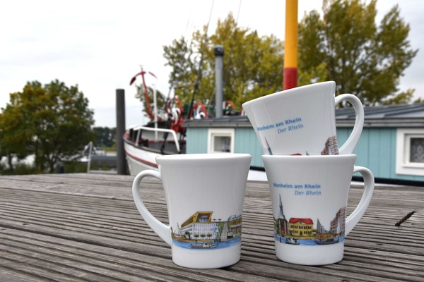 Das Design der nicht käuflich erhältlichen Tasse ändert sich jährlich. Die zweite Sammeltasse zeigt Monheimer Sehenswürdigkeiten entlang des Rheins. Foto: Birte Hauke