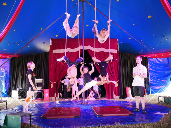 Eine Woche lang proben Kinder und Jugendliche ihre Circus-Nummern. Fotos: Pia Mahr