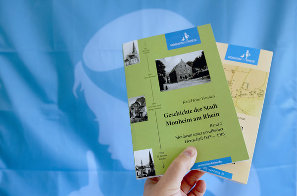 Band 2 der „Geschichte der Stadt Monheim am Rhein“ kostet 19,80 Euro und ist ab dem 7. April in der Bücherstube Rossbach, an der Alten Schulstraße, erhältlich. Die Stadt realisierte auch diesen Fortsetzungsband mit Autor Karl-Heinz Hennen. Die Gestaltung lag in Händen der Monheimer Agentur „grafikerherz – Bureau für Visuelle Kommunikation“. Gedruckt wurde bei Lenz-Druck im benachbarten Leverkusen. Foto: Thomas Spekowius