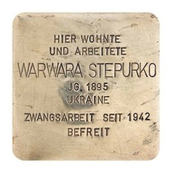 Stolperstein mit der Inschrift: Hier wohnte und arbeitete Warwara Stepurko, JG. 1895, Ukraine, Zwangsarbeit seit 1942, Befreit