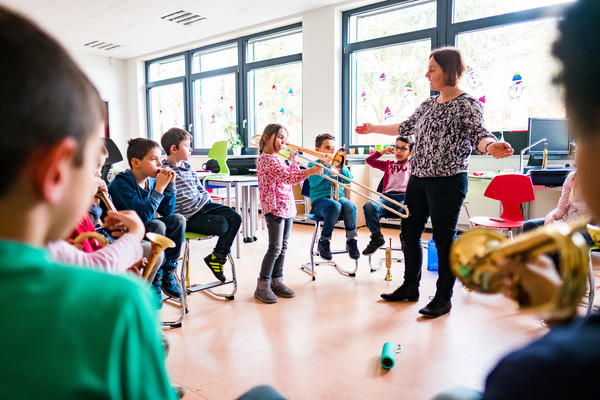 Wie funktioniert eine Posaune? In Monheim am Rhein können das alle Erstklässlerinnen und Erstklässler bei ihren Musikschullehrkräften ausprobieren – so wie hier in der Schule am Lerchenweg. Foto: Tim Kögler