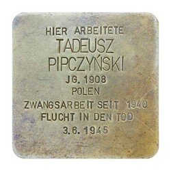 Stolperstein mit der Inschrift: Hier arbeitete Tadeusz Pipczyńskí, JG. 1908, Polen, Zwangsarbeit seit 1940, Flucht in den Tod 3.6.1945