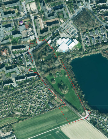 Viel Grün und viel Wasser prägen das Areal im und rund um den Bereich des Bebauungsplans 106M, hier rot markiert. So soll es auch nach dem geplanten Doppel-Kita- und Moscheebau im Wesentlichen weiter bleiben, da sich die vorgesehenen Gebäude und auch die neue Nord-Süd-Spange gut in das Gesamtgebiet einfügen werden. Grafik: Stadt Monheim am Rhein 