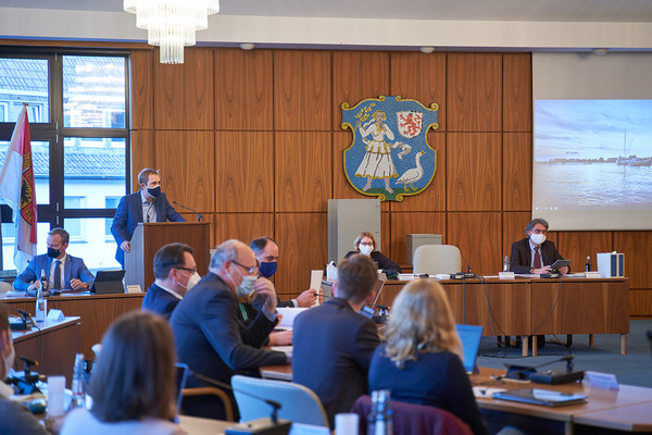 Bürgermeister Daniel Zimmermann hat für 2021 den elften ausgeglichenen Haushalt in Folge für die Stadt Monheim am Rhein eingebracht. Foto: Michael Hotopp