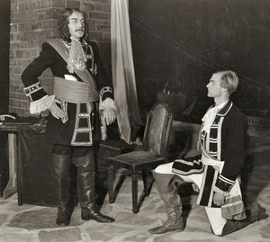 Ein altes schwarz-weiß Foto: zwei Schauspieler in der Kulisse der Freilichtbühne