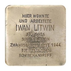Stolperstein mit der Inschrift: Hier wohnte und arbeitete Iwan Litwin, JG. 1925, Sowjetunion, Zwangsarbeit seit 1944, Tot 21.2.1945, Bombenangriff
