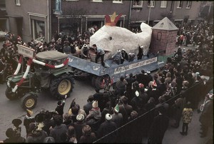 Der Rosenmontagszug im Jahr 1967: auf einem Karnevalswagen trohnt ein großer weißer Wal mit Narrenkappe, daneben ein Schelmenturm