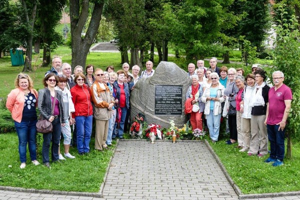 Deutsch-Polnisches Gruppenbild an der Gedenkstätte in Frombork, wo 1945 Hundertausende versuchten, über das zugefrorene Haff nach Westen zu flüchten. Viele kamen nie dort an.