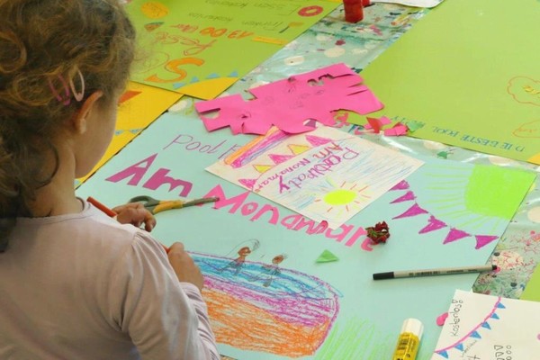 Kinder ab sechs Jahren erleben in den Ferien in der Kunstschule ein Farben-Meer. Foto: Katharina Braun