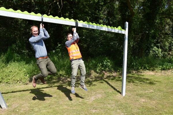 Bürgermeister Daniel Zimmermann und Fabian Tuschewitzki von der städtischen Abteilung Grünflächen und Spielplätze testen gemeinsam den „Funky Monkey“. Foto: Birte Hauke