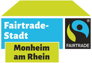 Das Logo für die Fairtrade Stadt Monheim am Rhein. Die Silhouette der Stadt in Hellblau, darüber ein hellgrüner Bogen, rechts das Fairtrade Logo in schwarz, blau und hellgrün.