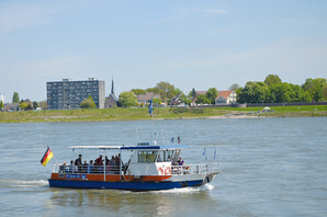 Das Piwipper Böötchen fährt vollbesetzt über den Rhein