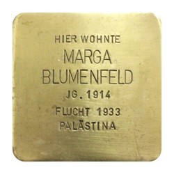 Stolperstein mit der Inschrift: Hier wohnte Marga Blumenfeld, JG. 1914, Flucht 1933, Palästina