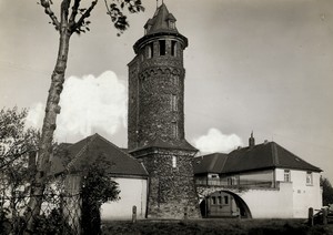 Altes schwarz-weiß Foto: der Turm an der Rheinuferstraße, ein aus dunklen Steinen gebauter runder und schmaler Turm
