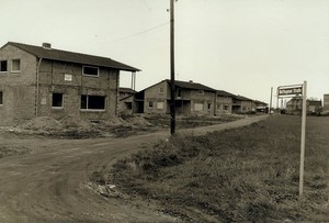 altes schwarz-weiß Foto von der Wolfhagener Straße: an der Straße reihen sich Baustellen von Mehrfamilienhäusern