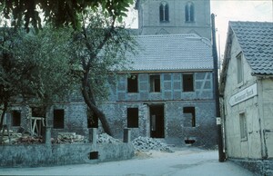 Foto der Zollstraße aus Oktober 1959: ein ehemaliges Apothekengebäude wird zu einem Wohnhaus umgebaut