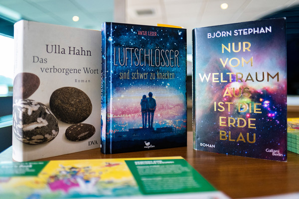 Die beiden ausgezeichneten Romane neben Ulla Hahns autobiografisch geprägtem Meisterwerk „Das verborgene Wort.“ Foto(s): Tim Kögler