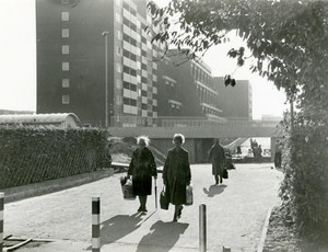Ein altes schwarz-weiß Bild: die Unterführung in Richtung Berliner Viertel, mehrere Menschen mit Einkaufstaschen nutzen die Unterführung