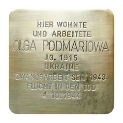 Stolperstein mit der Inschrift: Hier arbeitete Olga Podmariowa, JG. 1915, Ukraine, Zwangsarbeit seit 1943, Flucht in den Tod 4.10.1944
