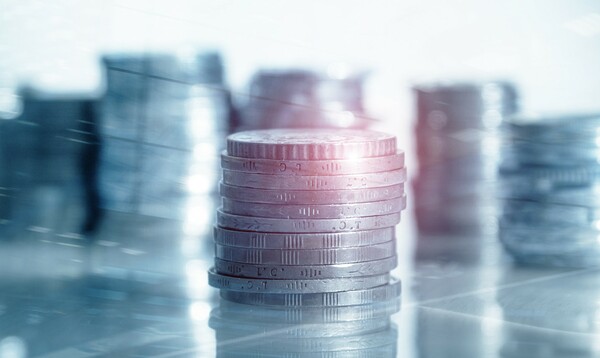BU: Ob am Ende des Monats mehr Geld auf dem Konto übrigbleiben könnte, findet Stadtteilmanager Georg Scheyer bei einer Erstberatung zum Thema Wohngeld heraus. Foto: funtap-stock.adobe.com