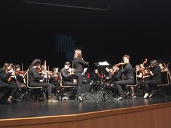 Musikerinnen und Musiker bei einem klassischen Konzert auf einer Bühne