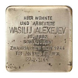 Stolperstein mit der Inschrift: Hier wohnte und arbeitete Wasilij Alexejev, JG. 1882, Sowjetunion, Zwangsarbeit seit 1944, Tot an den Folgen, 23.9.1944