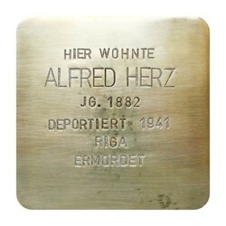 Stolperstein mit der Inschrift: Hier wohnte Alfred Herz, JG. 1882, Deportiert 1941, Riga, Ermordet