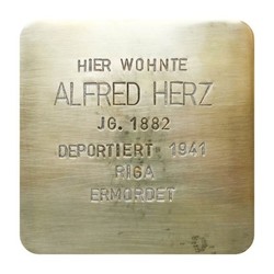 Stolperstein mit der Inschrift: Hier wohnte Alfred Herz, JG. 1882, Deportiert 1941, Riga, Ermordet