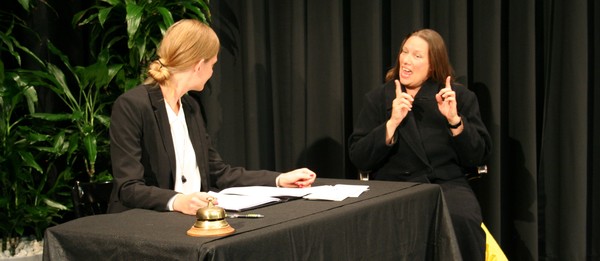 Die Theater-Gruppe der Volkshochschule hat in den vergangenen Monaten das Stück „Laura und Lotte“ einstudiert. Foto: VHS