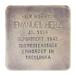 Stolperstein mit der Inschrift: Hier wohnte Emanuel Herz, JG. 1859, Deportiert 1942, Theresienstadt, Ermordet in Treblinka