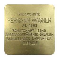 Stolperstein mit der Inschrift: Hier wohnte Hermann Wagner, JG. 1892, Schutzhaft 1945, Gestapogefängnis Opladen, Sammellager Langenfeld, Befreit