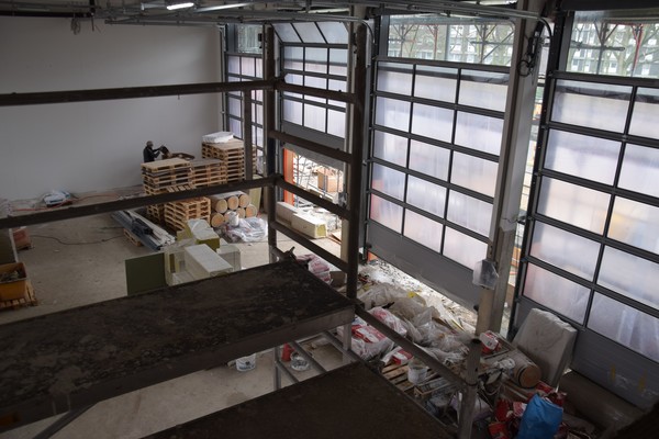 Wenn die neue Wache fertig ist, ziehen die Einsatzwagen in die sechs Meter hohen Hallen im Erdgeschoss. Foto: Birte Hauke