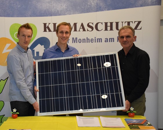 Bürgermeister Daniel Zimmermann (Mitte) eröffnete mit Klimaschutzmanager Georg Kruhl (rechts) und Henning Rothstein von der Umweltberatung die Ausstellung im Rathaus-Center. Foto: Norbert Jakobs