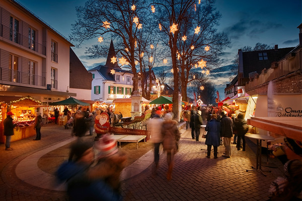 Der Besuch des Weihnachtsmarkts in der Altstadt ist eine liebgewonnene Tradition in der Monheimer Adventszeit. Foto: Thomas Lison