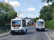 Zwei autonome Busse auf einer Straße