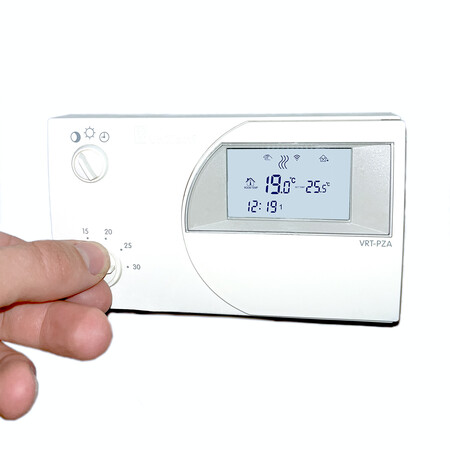 Das Drehen am Thermostat dürfte in der kommenden Heizperiode ebenso Geld einsparen wie eine gute Dämmung und die Abschaltung oder Reduzierung elektrischer Verbraucher. Foto: Felix Lohmann