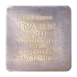 Stolperstein mit der Inschrift: Hier wohnte Irma Herz, JG. 1914, Deportiert 1942, Minsk, Ermordet in Maly Trostinec