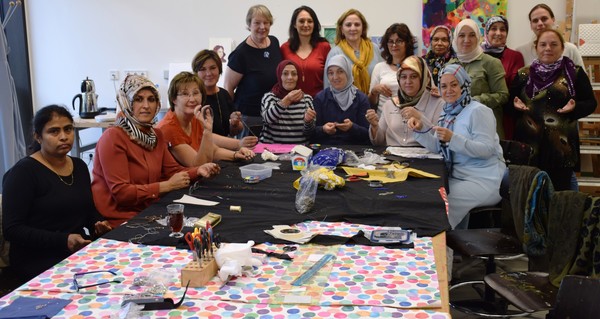 Kunstschule trifft Kunstschule: Dozentinnen aus Ataşehir gestalten gemeinsam mit ihren Monheimer Kolleginnen in Kursen unter anderem traditionelle filigrane Spitzen und Schmuck. Foto: Norbert Jakobs
