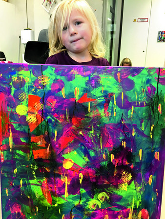 Im Kurs „Bunt, bunter, wunderbar“ können Kinder ab fünf Jahren malen, tupfen, spachteln und mit Farbe spritzen. Foto: Kunstschule