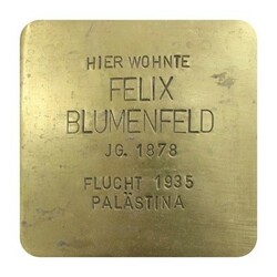 Stolperstein mit der Inschrift: Hier wohnte Felix Blumenfeld, JG. 1878, Flucht 1935, Palästina, 