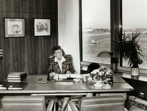 Ingeborg Friebe in einem großen Büro mit Rheinblick