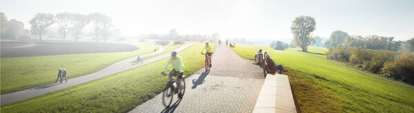 Blick auf den Rheindeich: Viele Menschen spazieren, fahren auf dem Rad oder sitzen auf Bänken