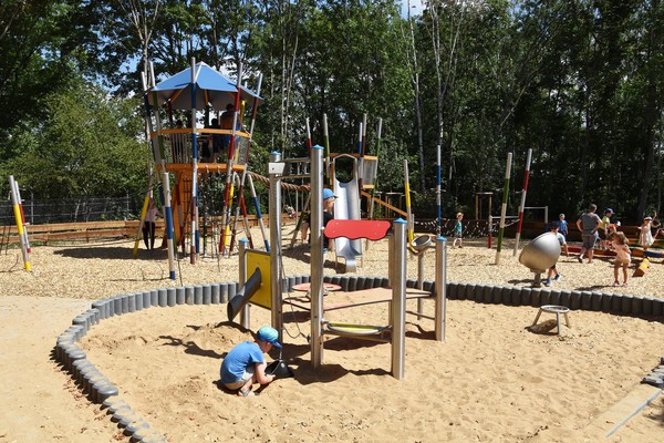 Auf dem größeren Bereich des Spielplatzes liegen Hackschnitzel. In einem Sandspielbereich können sich vor allem Drei- bis Sechsjährige ausprobieren. Foto: Birte Hauke